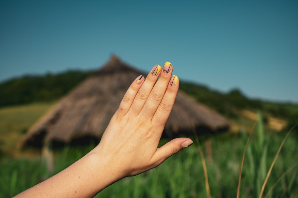 Modny manicure 2022 – jakie wzory i kolory są modne?