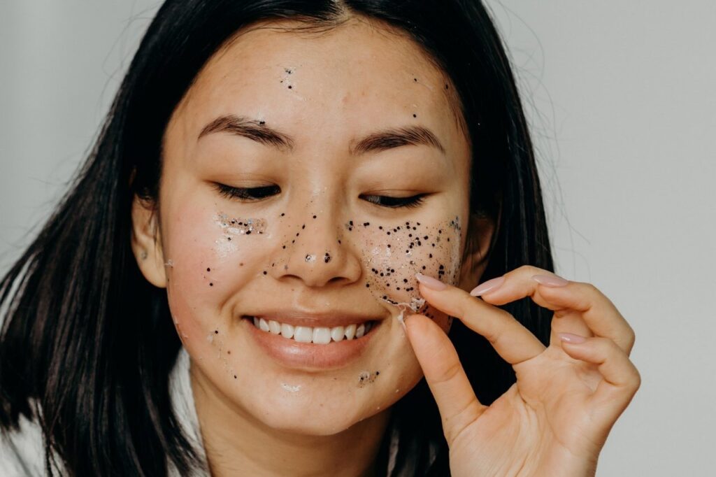  Peeling do twarzy – dlaczego jest tak ważny? Jak go stosować?