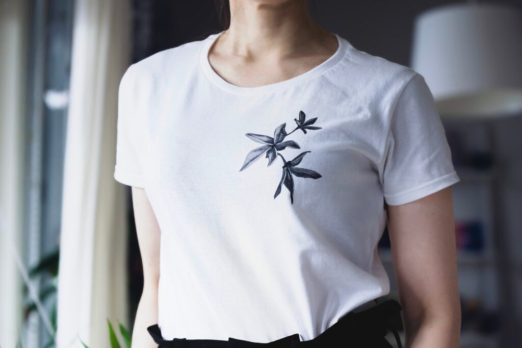 Koszulki ze znakiem zodiaku – moda, która mówi więcej niż tysiąc słów